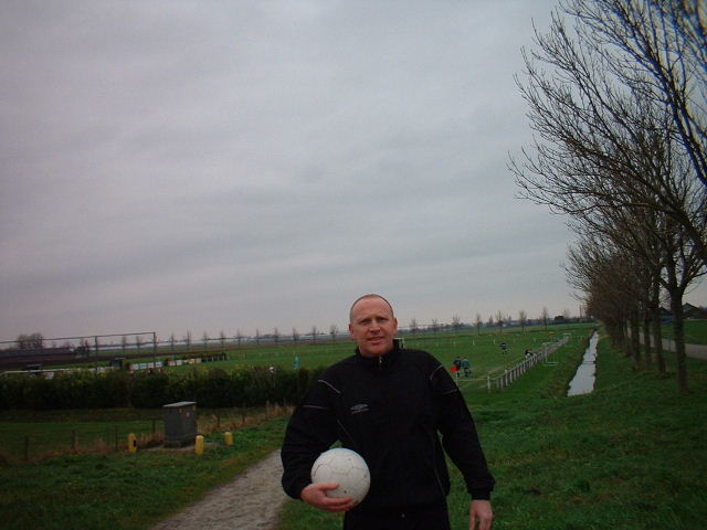 Hollandse jongen bij Hollands veld